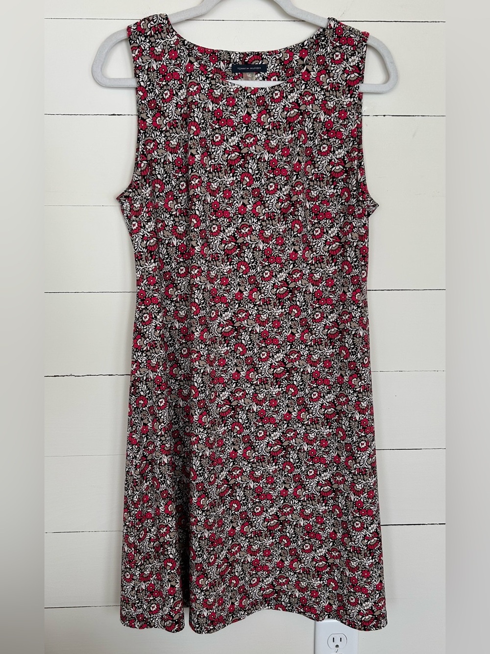 Tommy Hilfiger Floral Stretch Print Dress in Black, White & Fuchsia. Size 12. - Picture 1 of 5